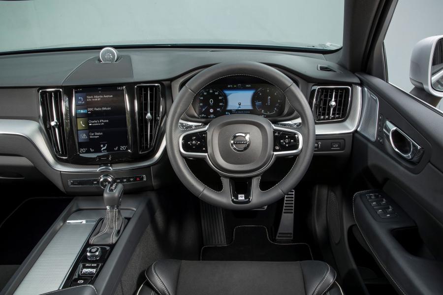 Торпедо Volvo XC60 D5 R-Deisgn 2017 года  (UK) (фото 10 из 82)